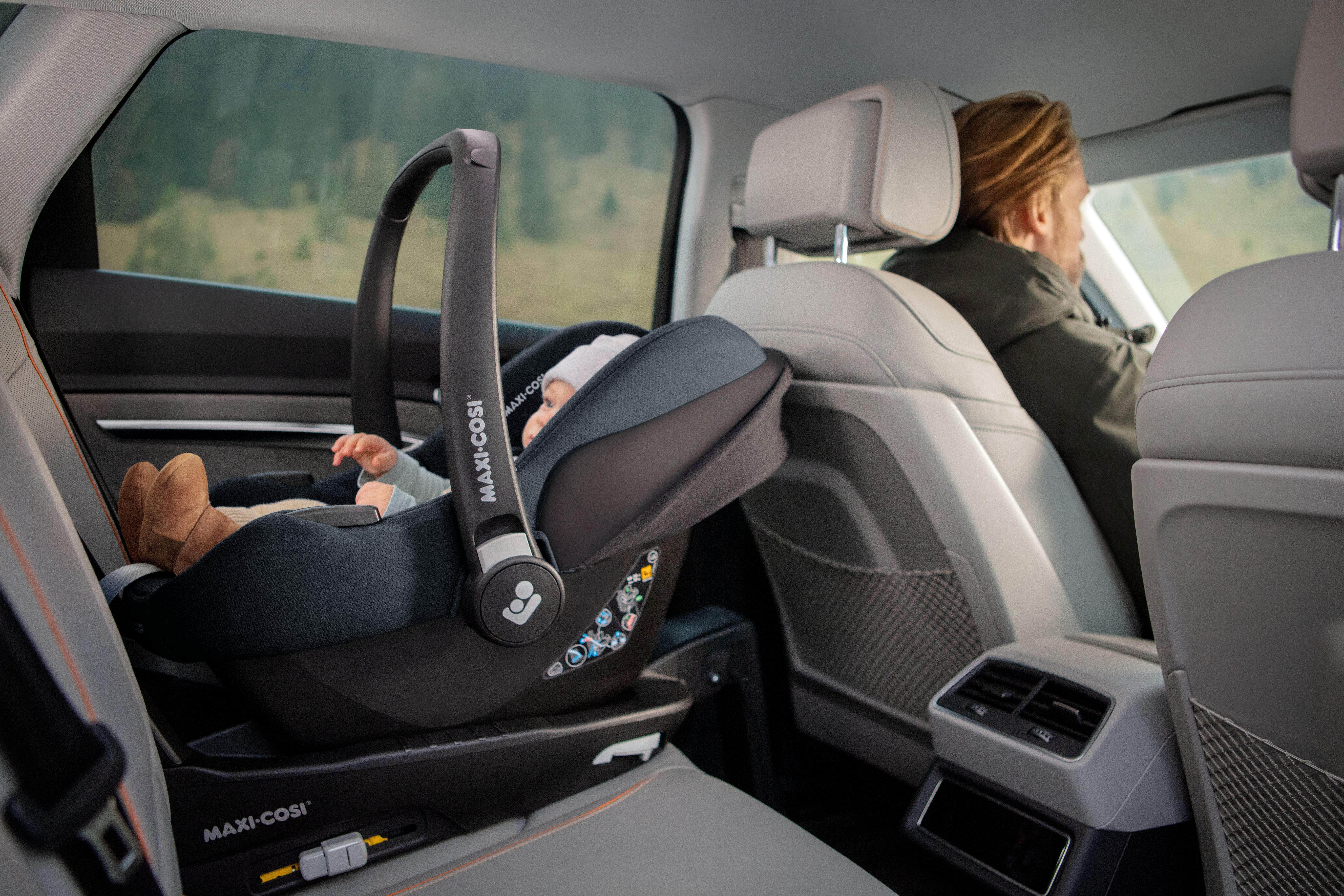 Maxi-Cosi Cabriofix i-Size & ISOFIX Base Car Seat Black 11 Maxi-Cosi Cabriofix i-Size & ISOFIX Base Car Seat Black