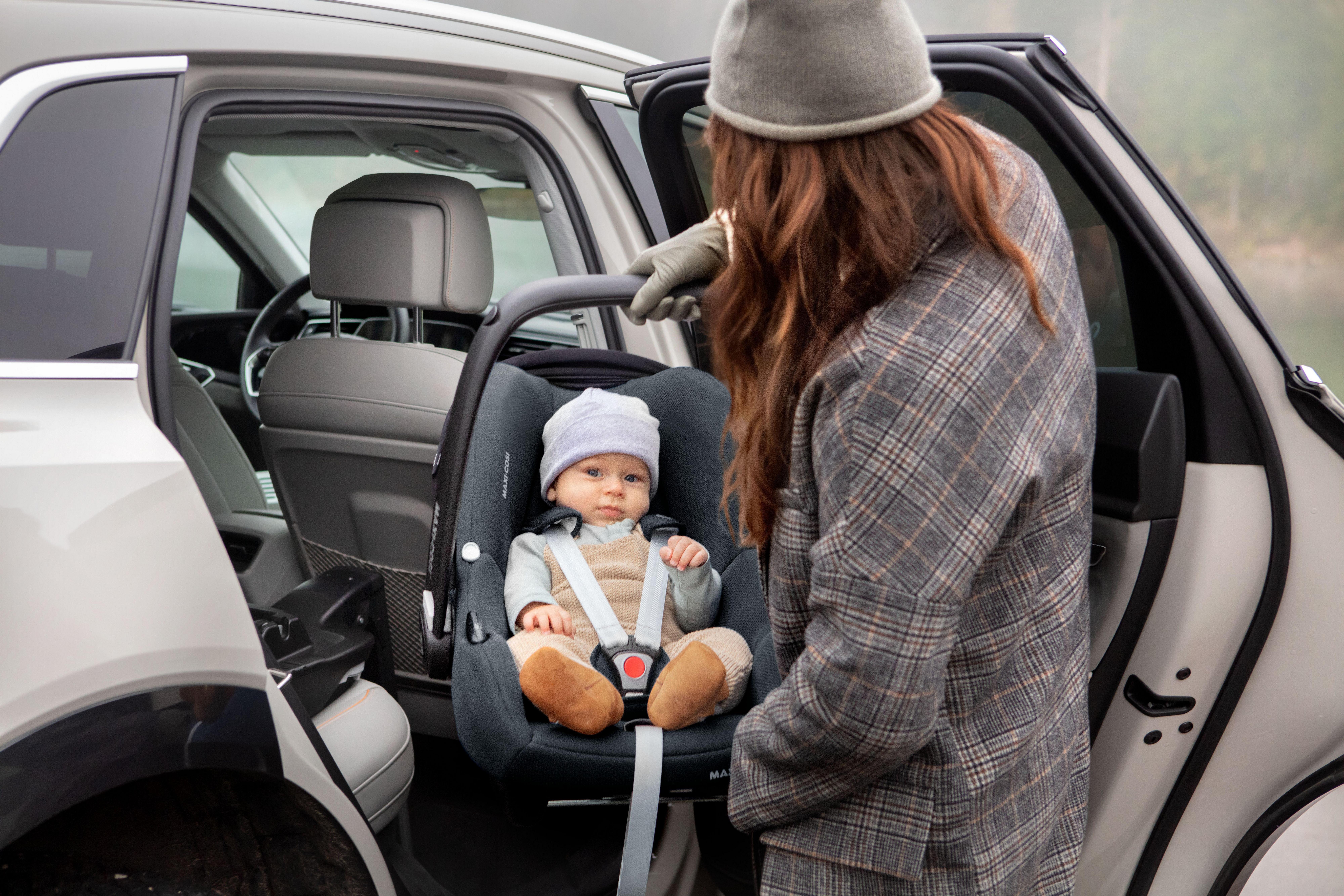 Maxi-Cosi Cabriofix i-Size & ISOFIX Base Car Seat Black 12 Maxi-Cosi Cabriofix i-Size & ISOFIX Base Car Seat Black