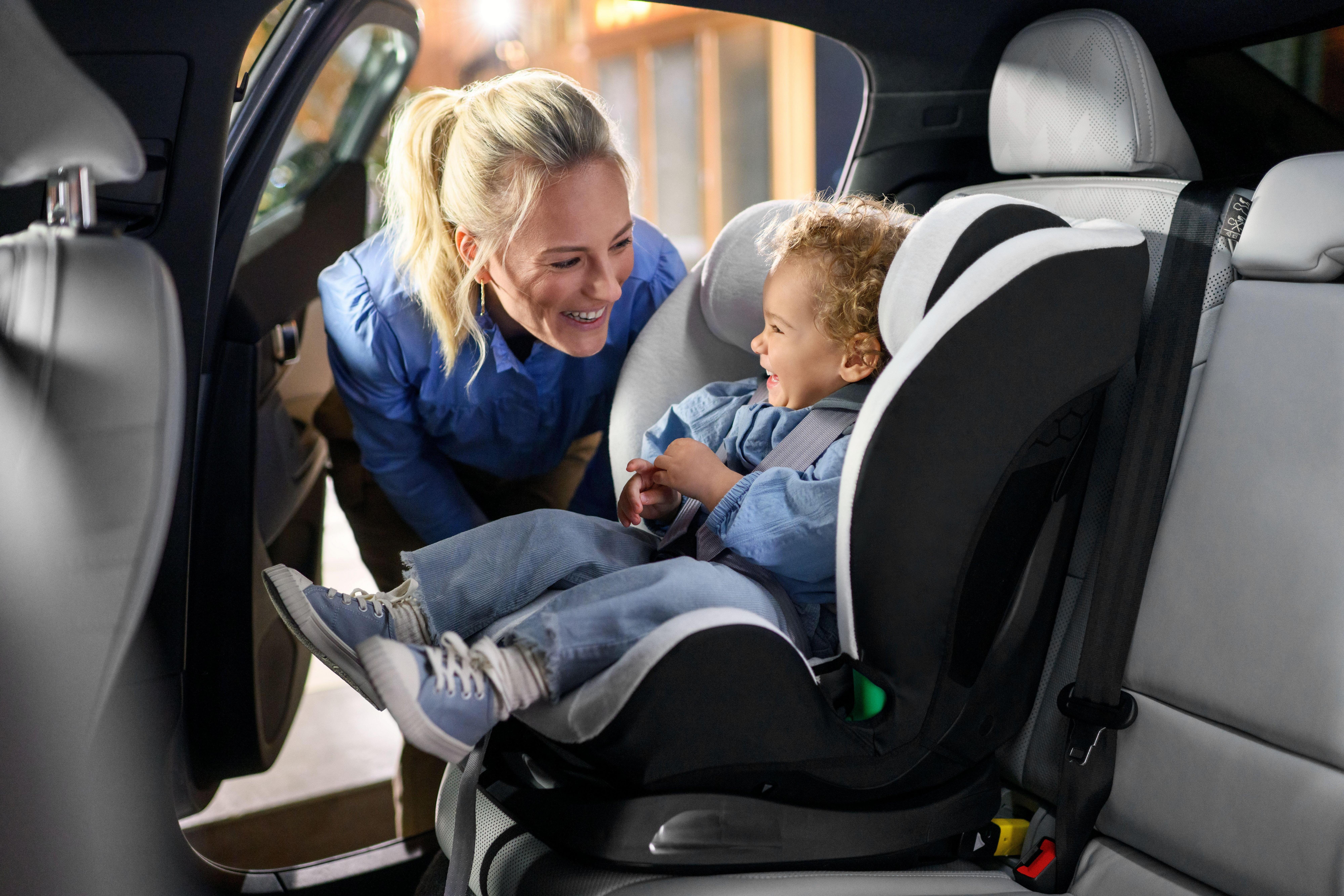 Maxi-Cosi Titan S i-Size Group 1/2/3 Toddler/Child Car Seat Black