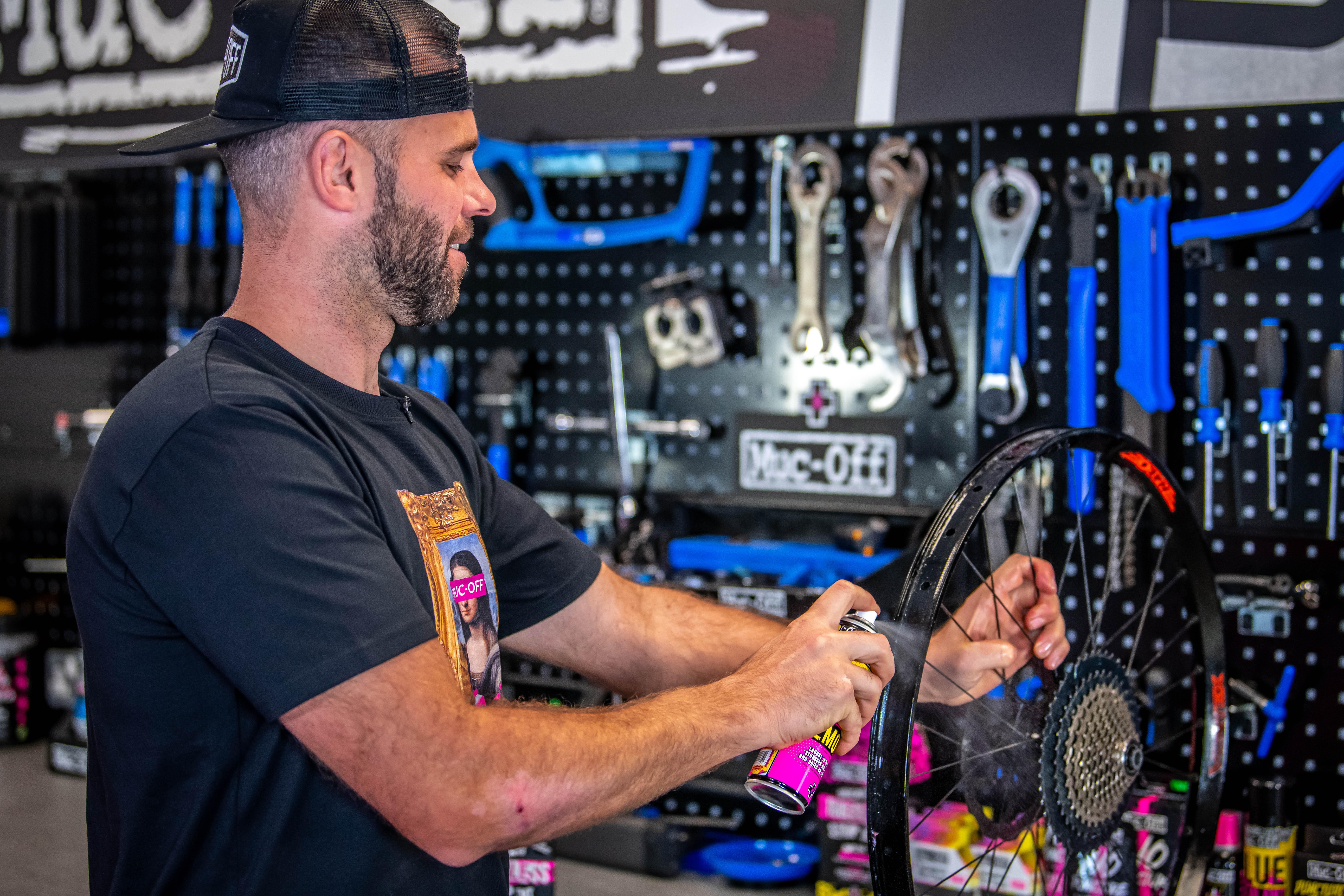 Muc-Off Glue & Sealant Remover 200ml 4 Muc-Off Glue & Sealant Remover 200ml