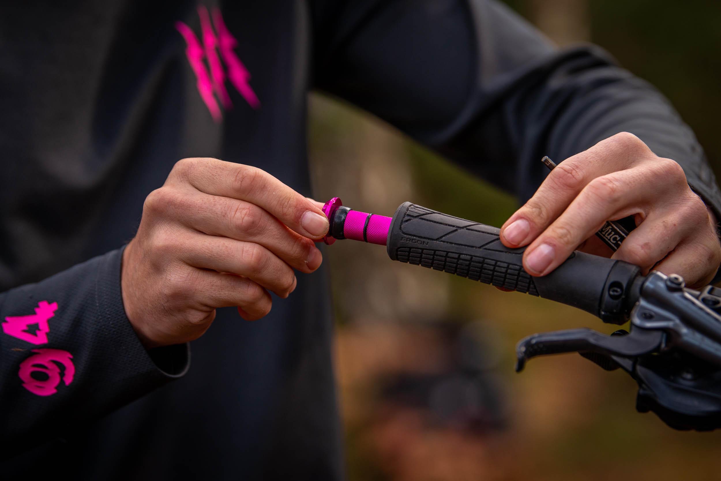 Muc-Off Stealth Tubeless Puncture Plugs, Iridescent 6 Muc-Off Stealth Tubeless Puncture Plugs, Iridescent