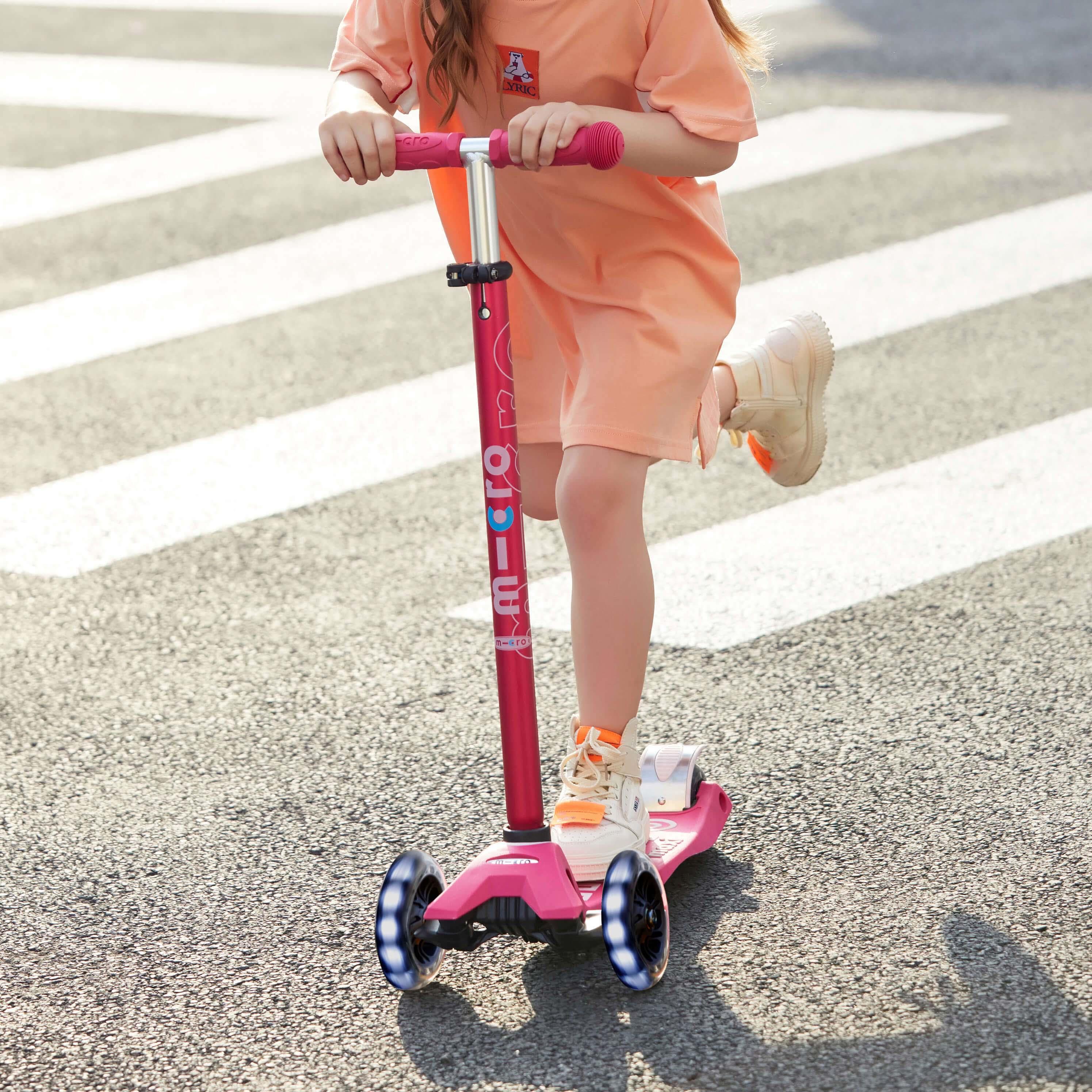 Maxi Micro Glow Deluxe LED Scooter, Pink